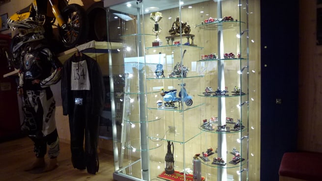 Bild Glasvitrinen GC Gestaltung