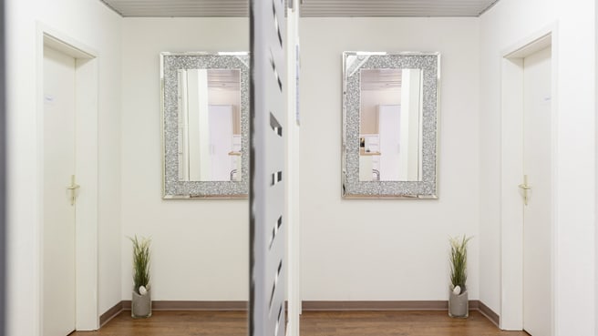 Zahnarztpraxis Lächeln und Beissen | Zahnarzt Herisau image